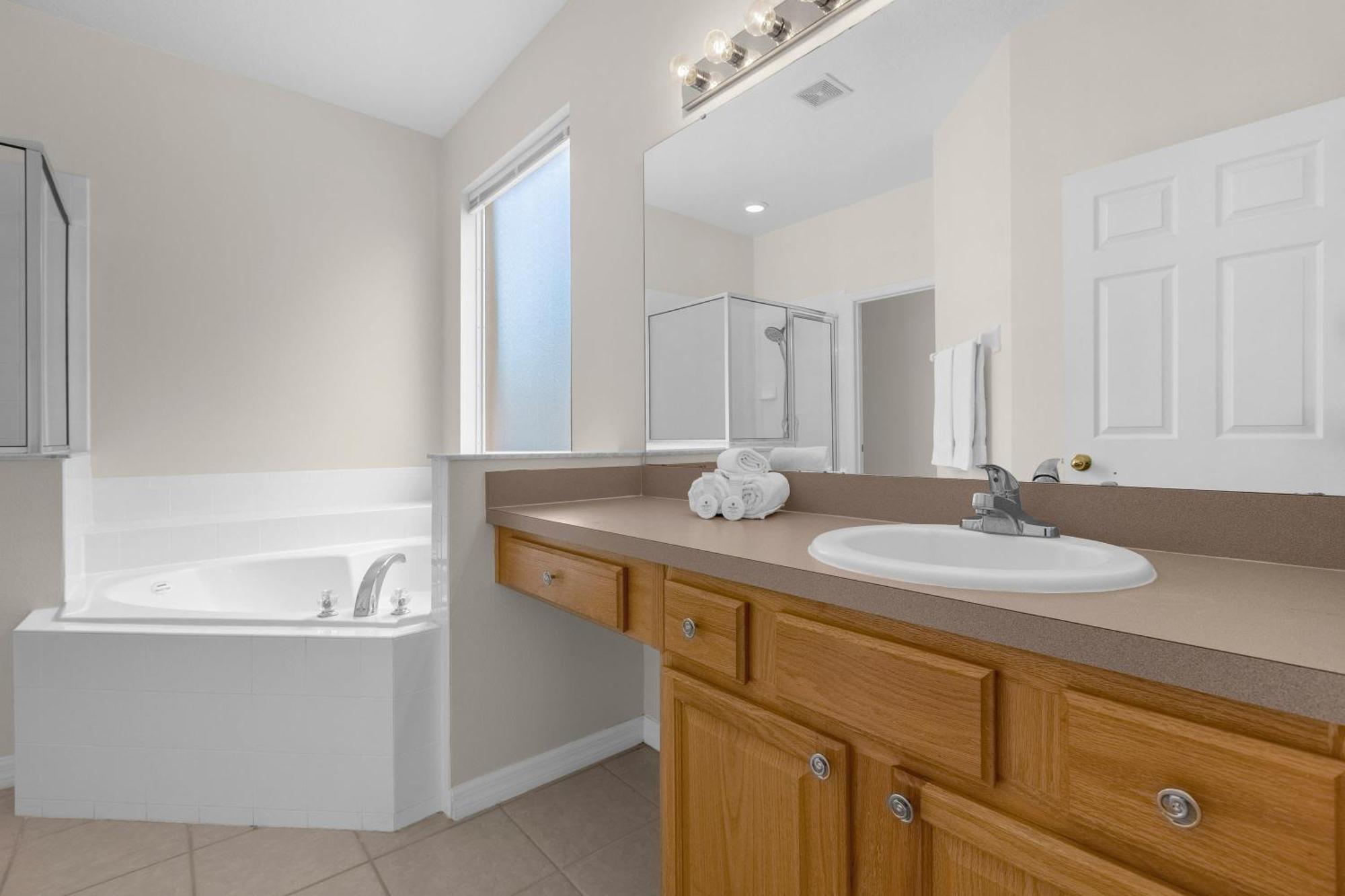 Large Spacious Home W Private Pool & Hot Tub Davenport Luaran gambar